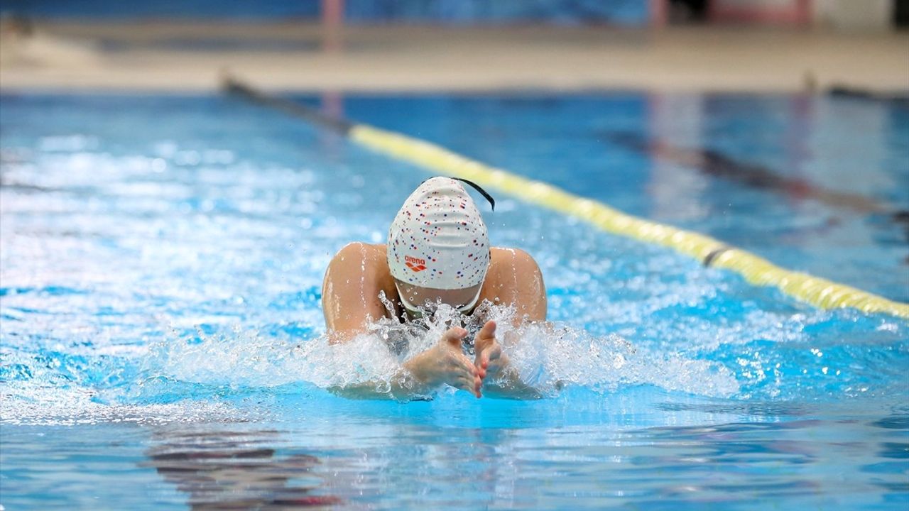 İşitme Engelli Yüzücüler Tokyo'da Madalya İçin Yüzmeye Hazırlanıyor