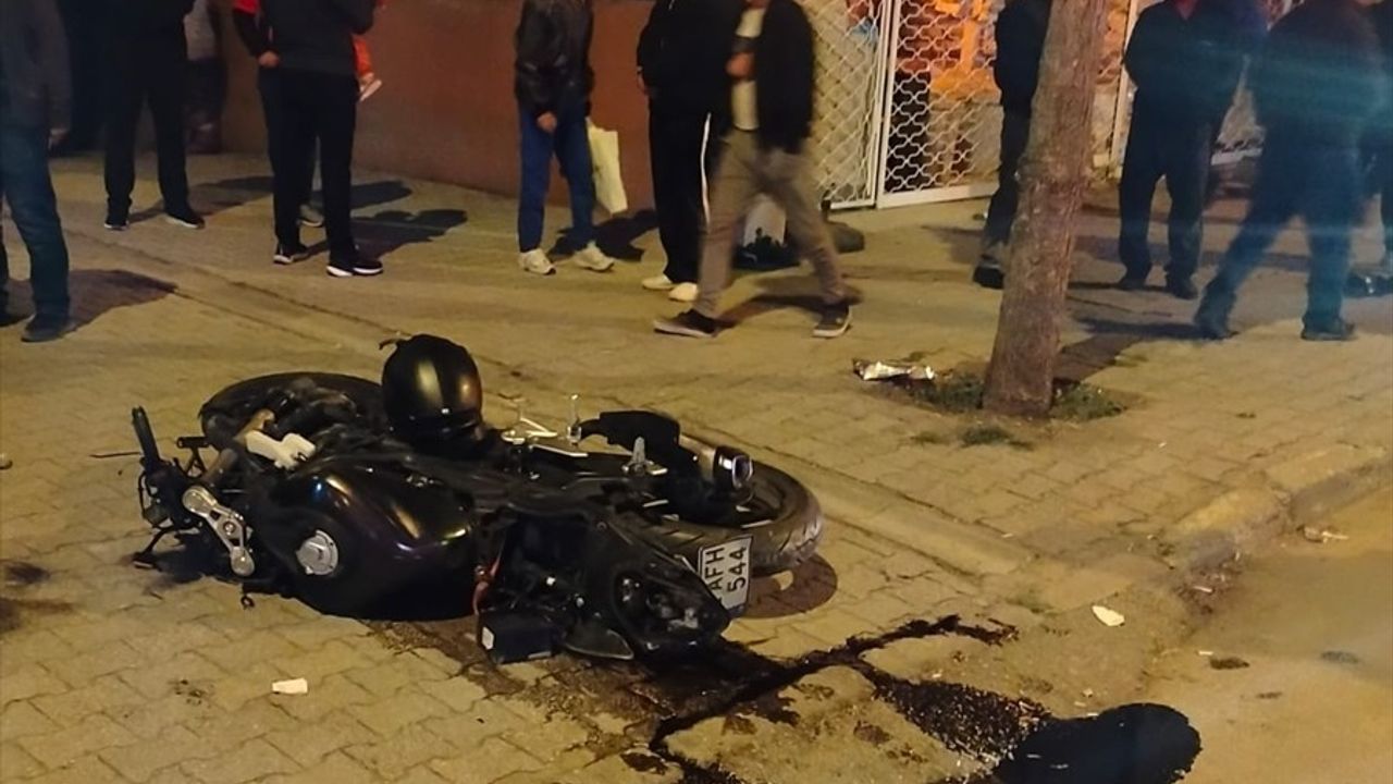 Isparta'da Kamyonet ve Motosiklet Çarpışması: 1 Ölü, 1 Yaralı