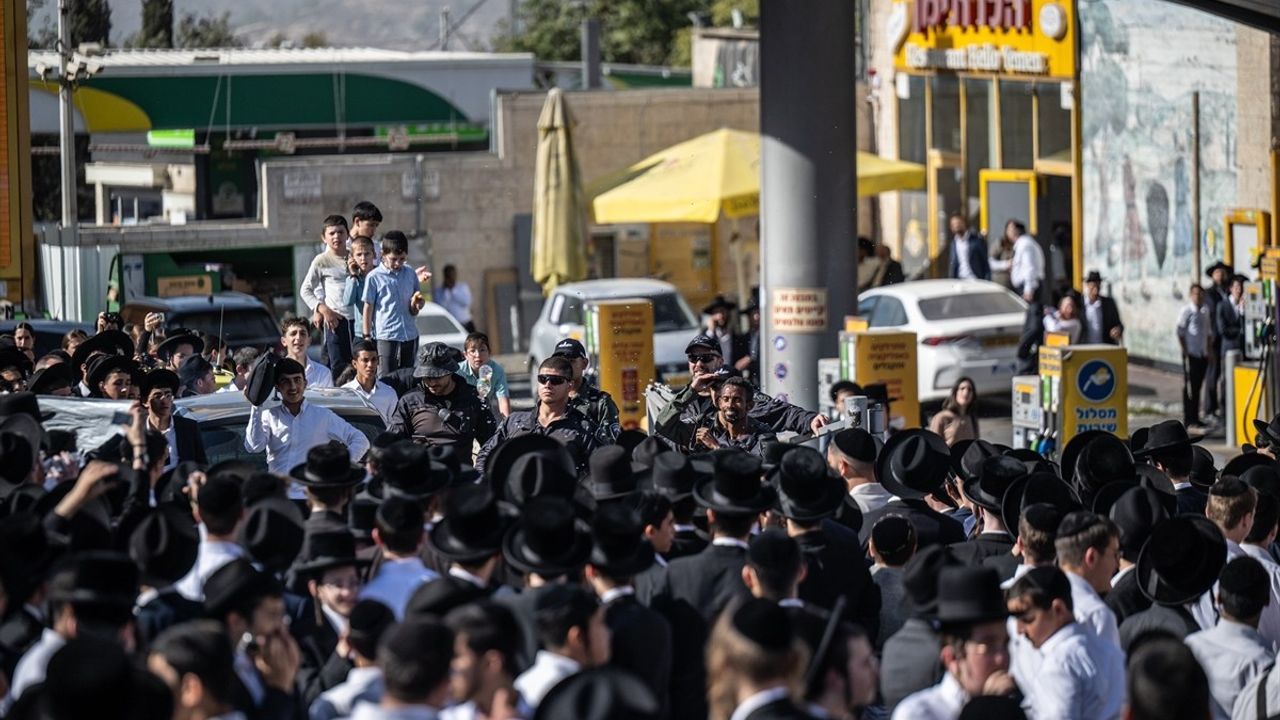 İsrail'de Ultra-Ortodoks Yahudiler Zorunlu Askerlik İçin Sokağa Çıktı
