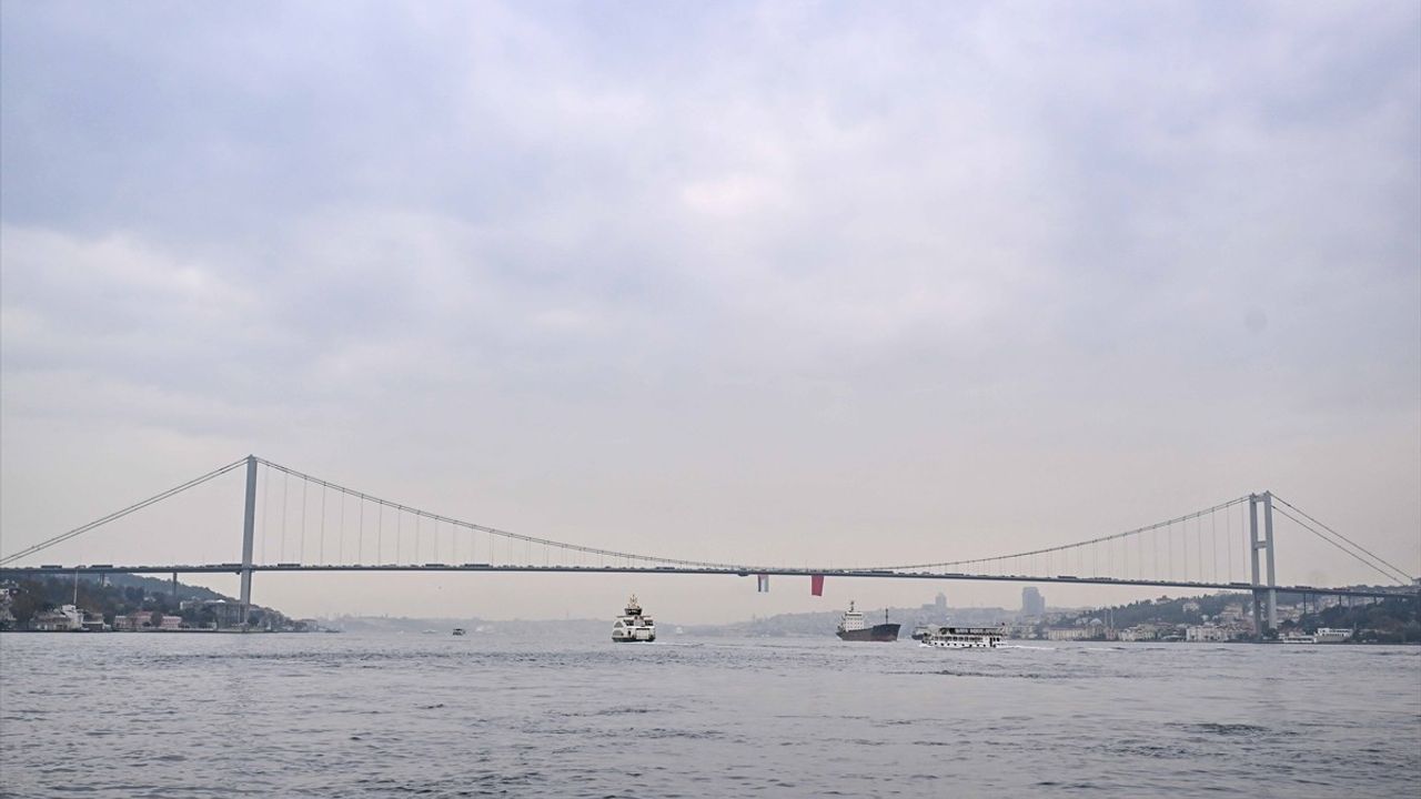 İstanbul Boğazı'ndaki Köprülere Filistin Bayrakları Asıldı