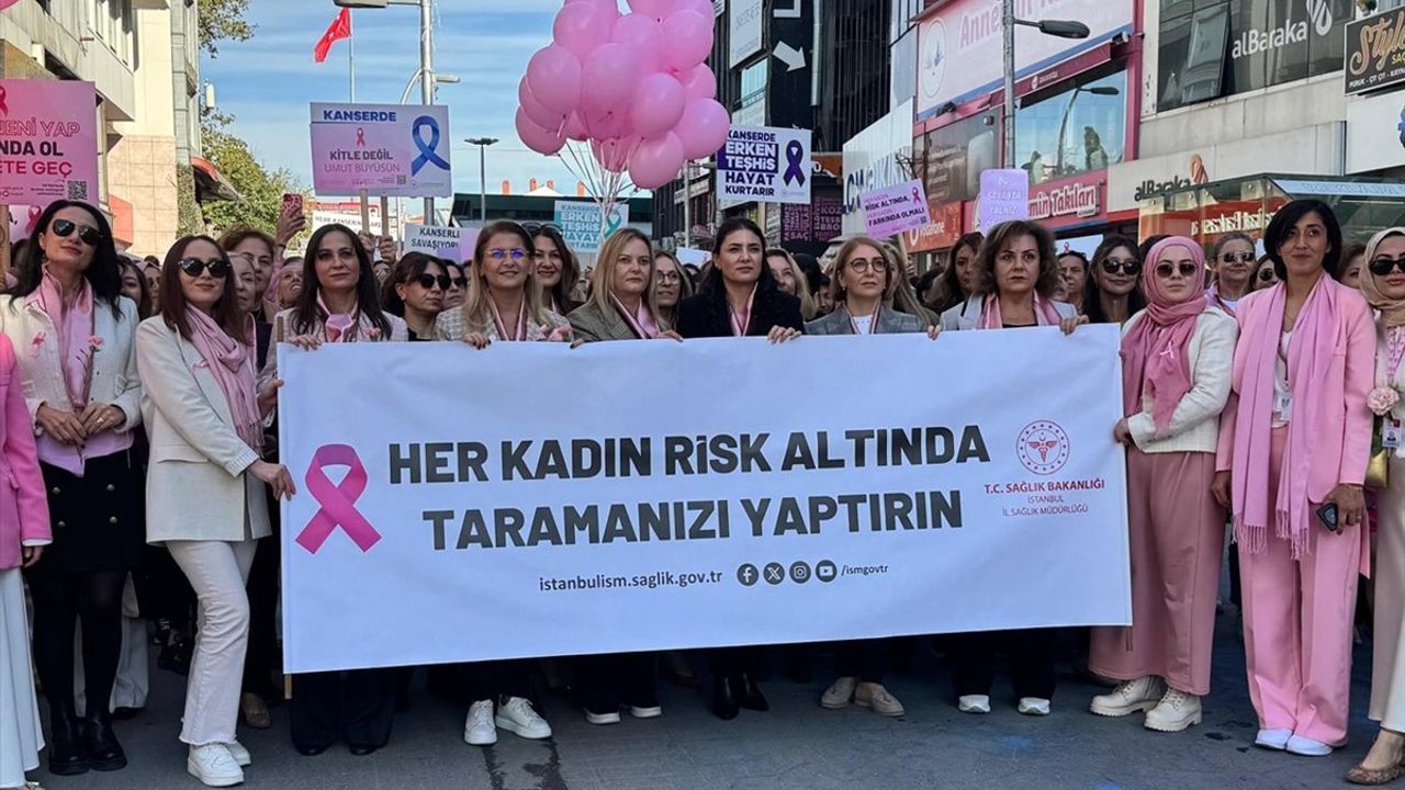 İstanbul'da Meme Kanseri Farkındalık Ayı Yürüyüşü