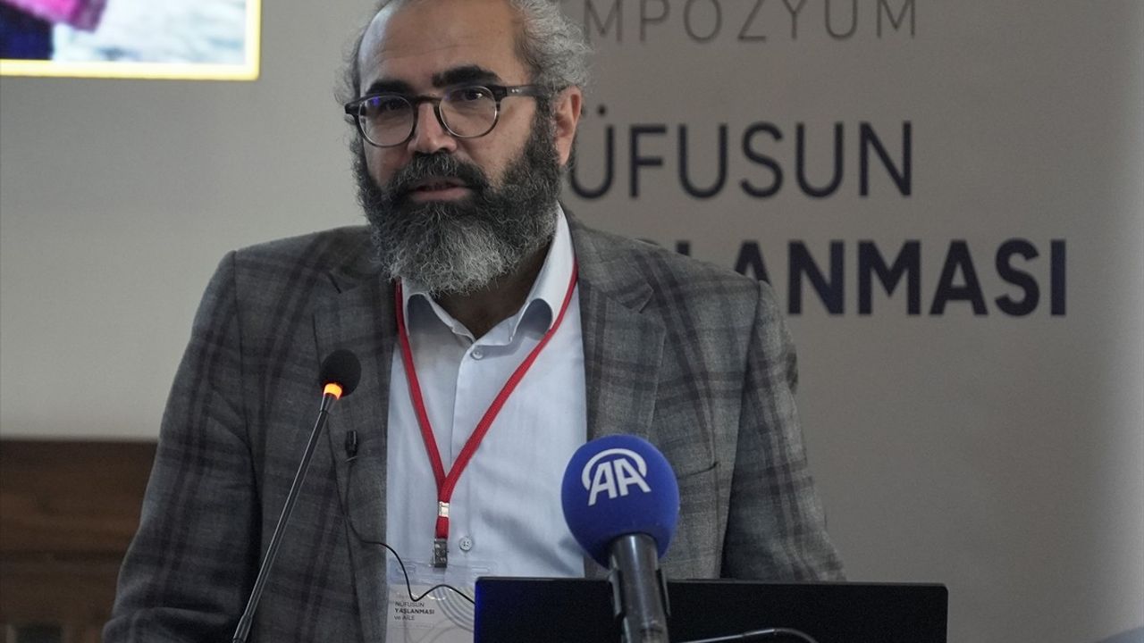 İstanbul'da Nüfusun Yaşlanması ve Aile Sempozyumu Düzenlendi