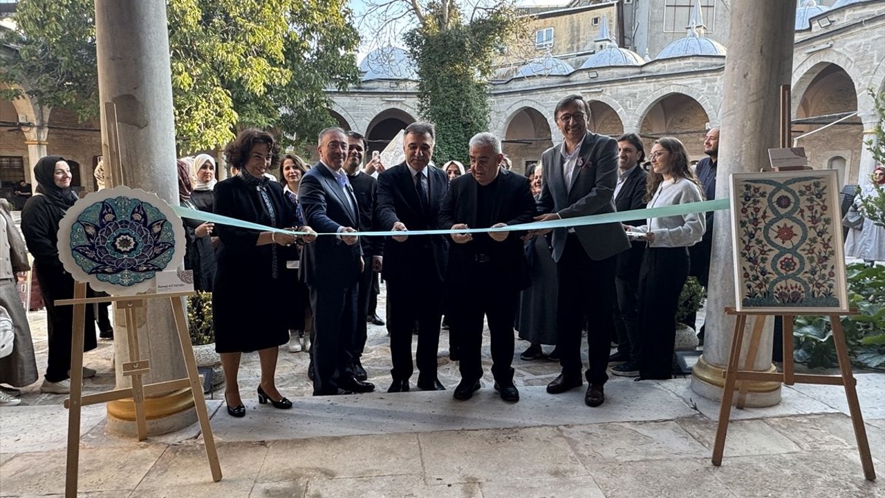İstanbul'da Rüstem Paşa Camii Çini Motifleri Paneli