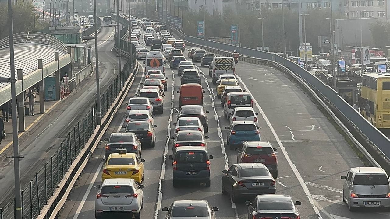 İstanbul'da Sabah Trafiği Eziyet Haline Geldi