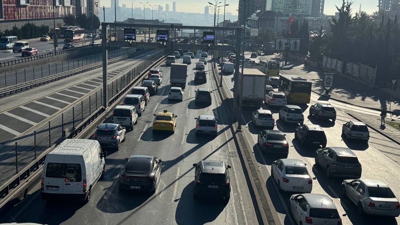 İstanbul'da Sabah Trafik Yoğunluğu İkiye Katlandı