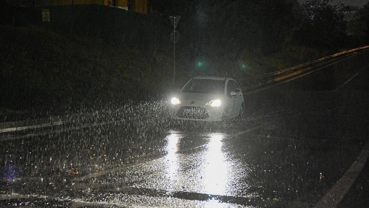 İstanbul'da Sağanak Yağış Etkisini Sürdürüyor