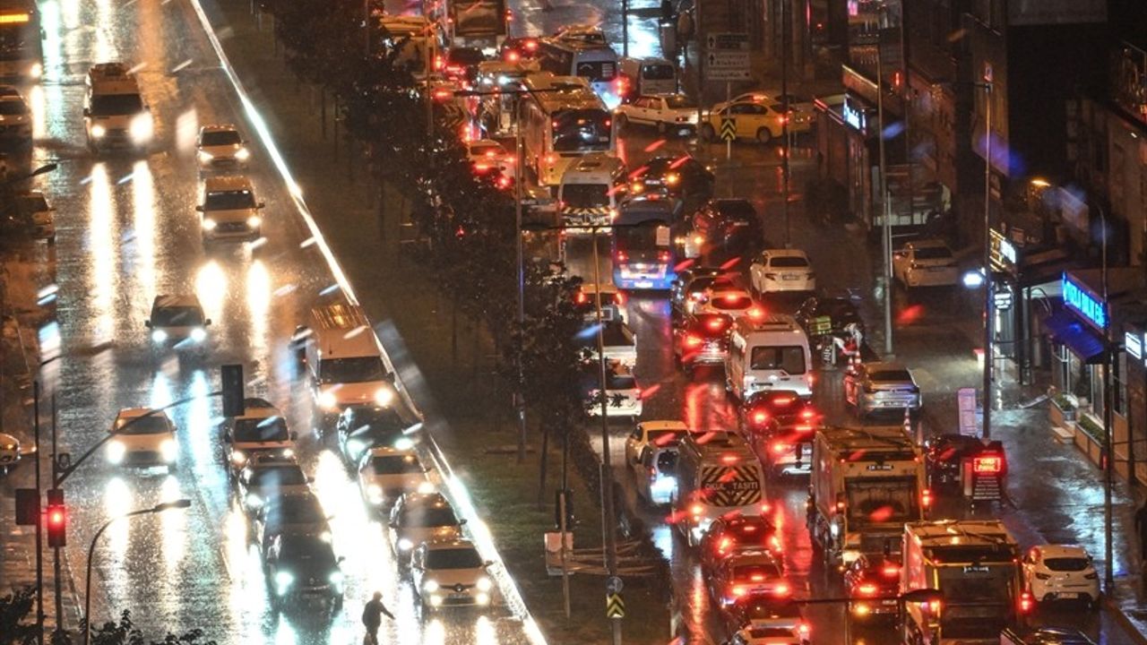 İstanbul'da Sağanak Yağmur Hayatı Olumsuz Etkiliyor