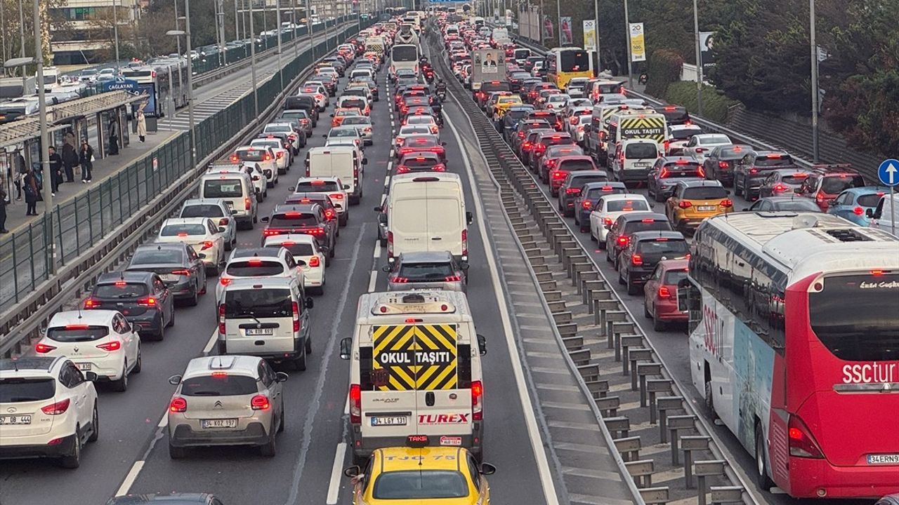 İstanbul'da Trafik Yoğunluğu Yüzde 87'ye Ulaştı
