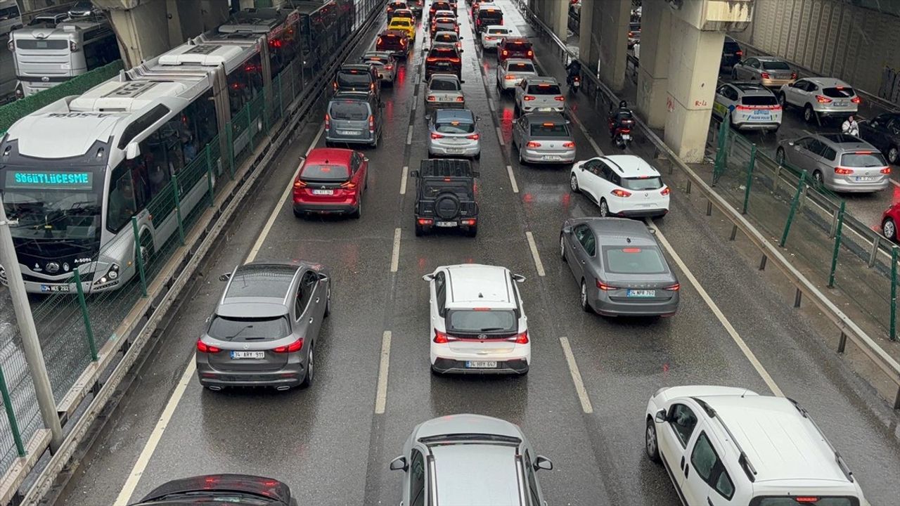 İstanbul'da Trafik Yoğunluğu Zirveye Ulaştı