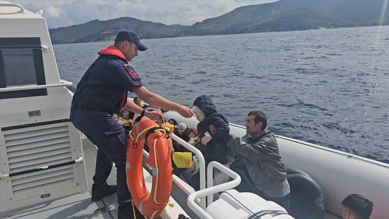 İzmir Açıklarında Düzensiz Göçmen Kurtarıldı ve Yakalandı