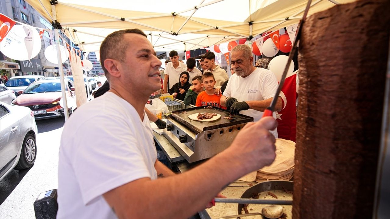 İzmir'de Cumhuriyet Bayramı'nda Çocuklara Dönere Çocukların Sevinci