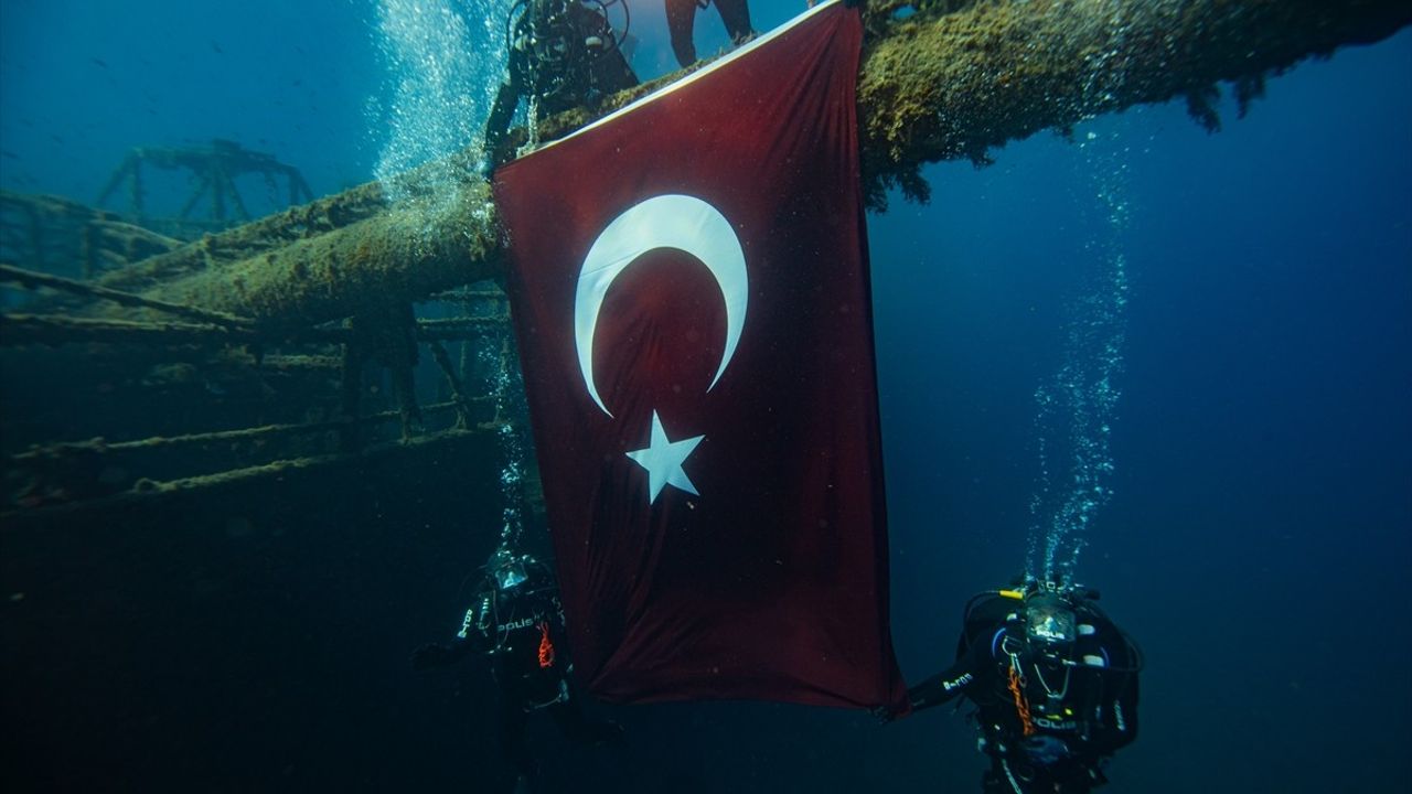 İzmir'de Dalgıç Polislerden Cumhuriyet Bayramı Kutlaması