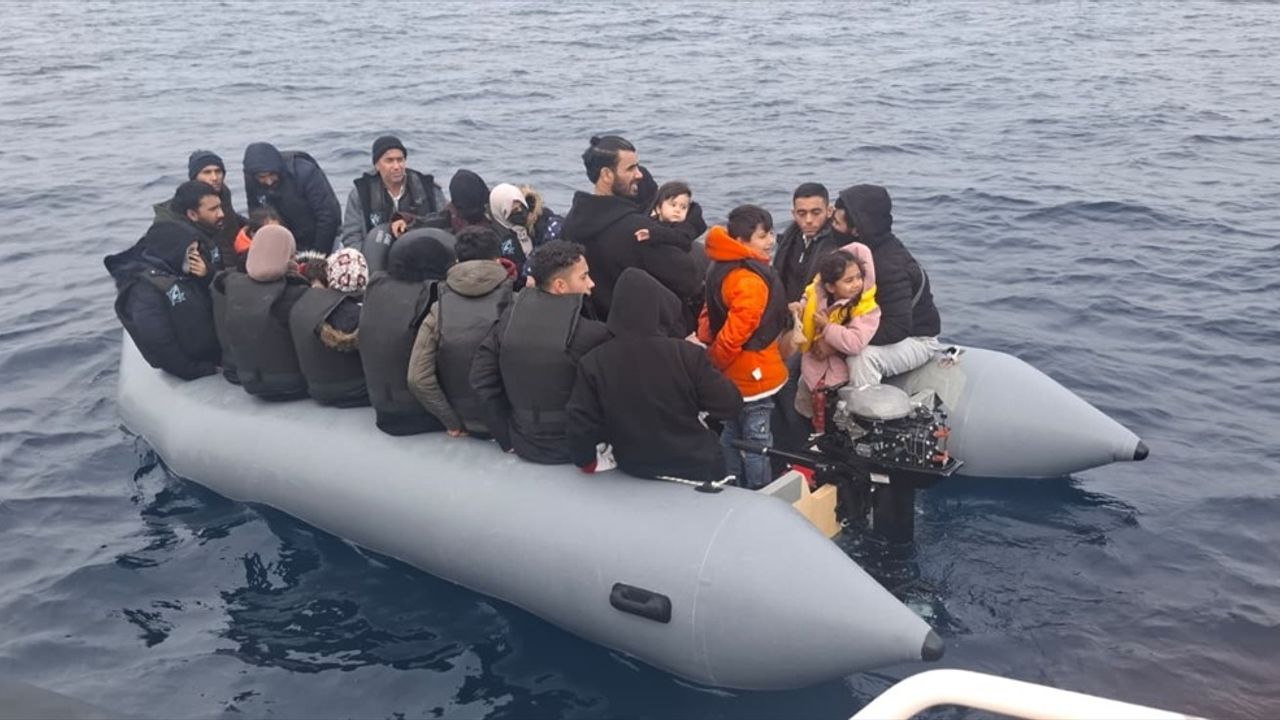 İzmir'de Düzensiz Göçmen Operasyonu: 128 Yakalandı