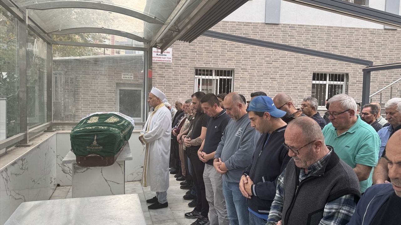 İzmir'de Eşi Tarafından Öldürülen Kadın Defnedildi