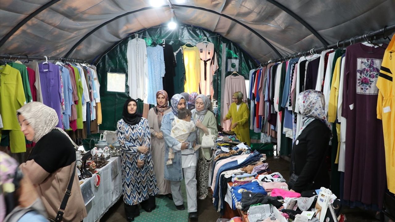 İzmir'de Gazze İçin Hayır Çarşısı Açıldı