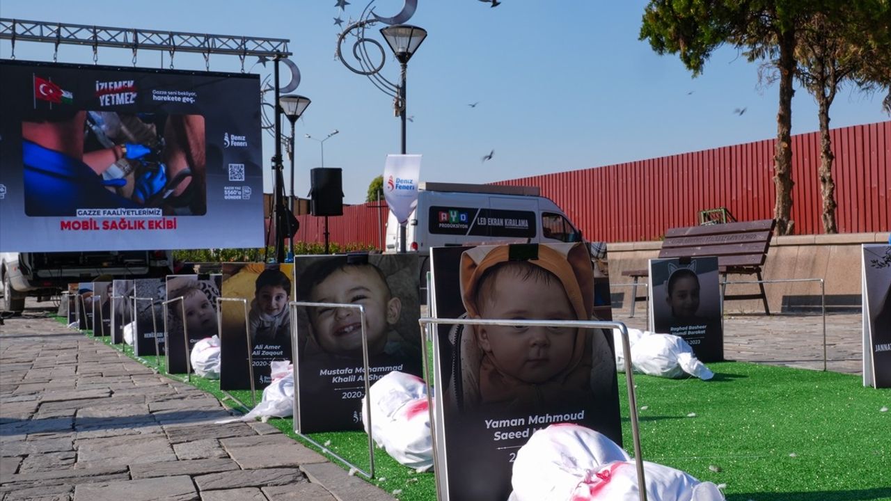 İzmir'de Gazze İçin 'İzlemek Yetmez' Etkinliği Devam Ediyor