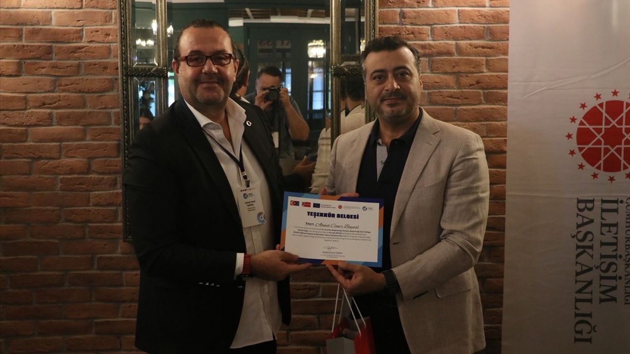 İzmir'de Genç İletişimcilere Sosyal Medya Eğitimi