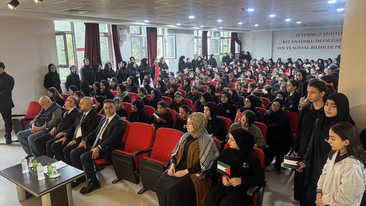 İzmir'de Öğrencilerden Filistin'e Destek Etkinliği