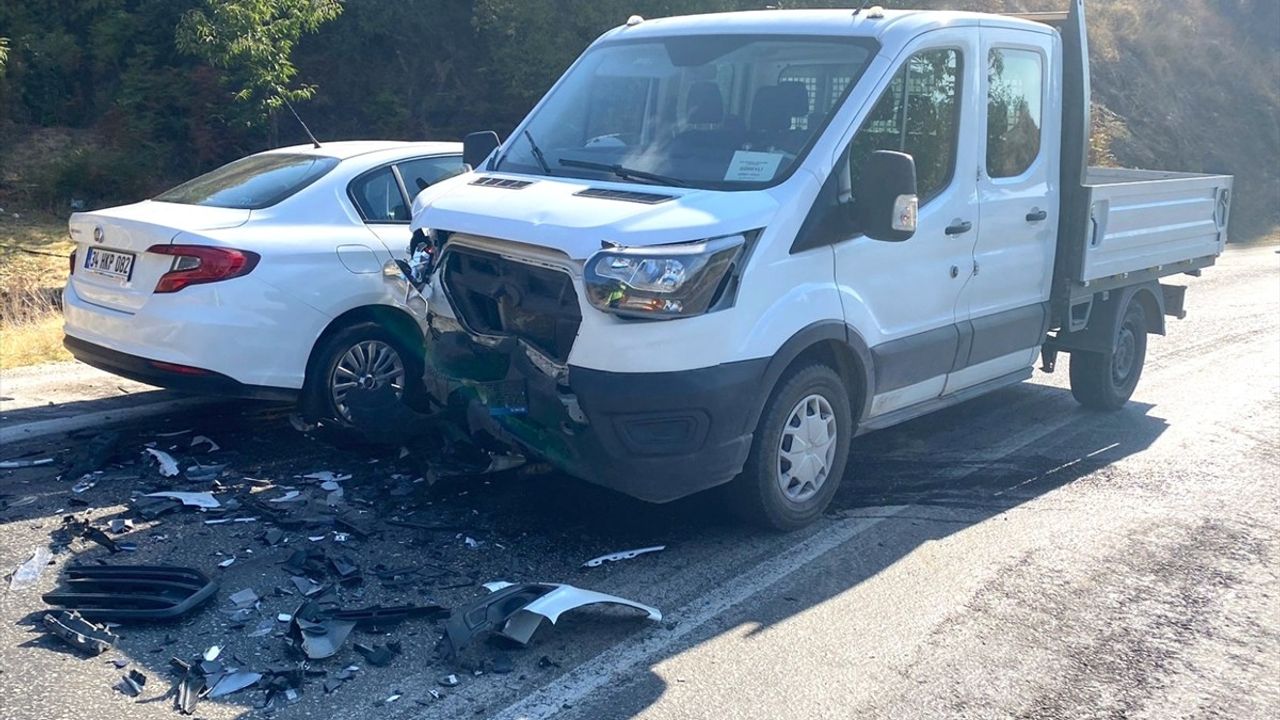İzmir'de Otoyolda Kazada 6 Yaralı