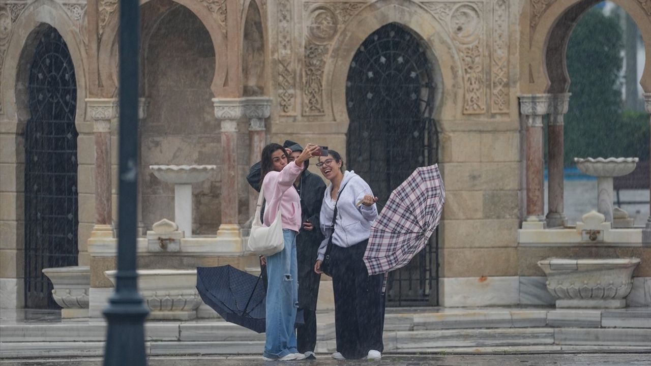 İzmir'de Sağanak Yağış Hayatı Olumsuz Etkiledi