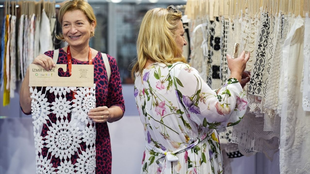İzmir'de Tekstil ve Ayakkabı Fuarları Açıldı
