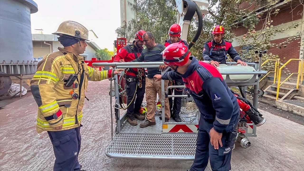 İzmir'de Yüksek Bacadan Düşen İşçiler Kurtarıldı