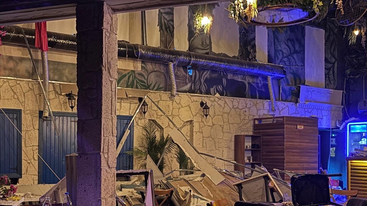 İzmir'deki Eğlence Merkezinde Duvar Çöktü: 6 Yaralı