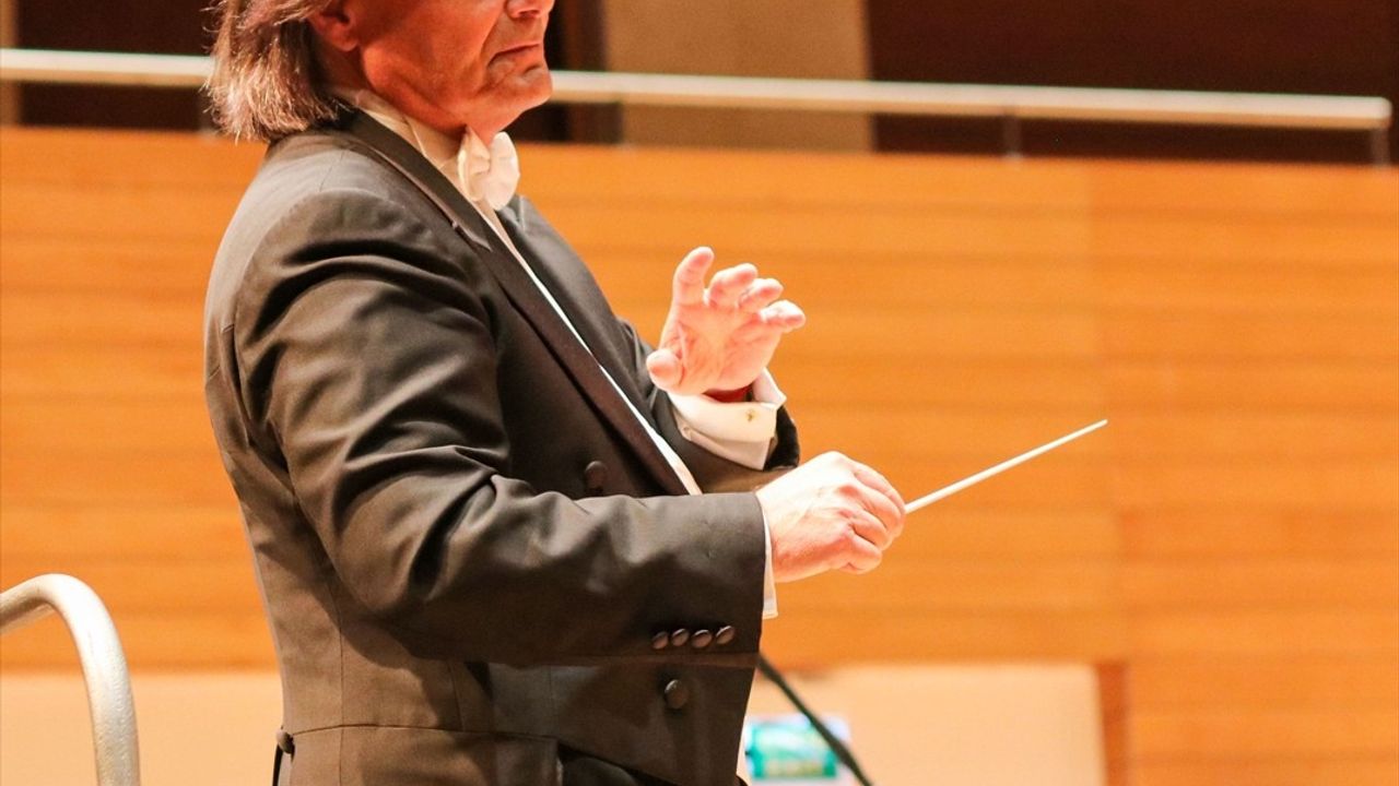 İzmir Devlet Senfoni Orkestrası 2025-2026 Sezonuyla Beethoven ve Çaykovski'yi Selamladı