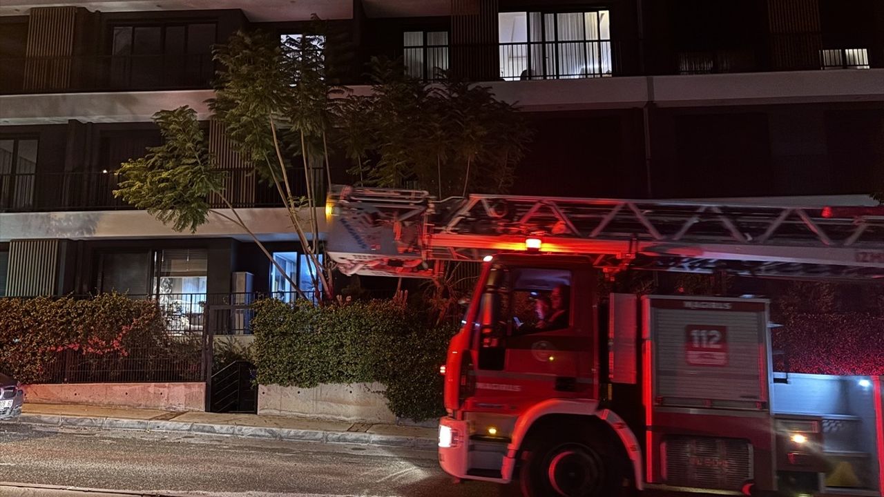 İzmir Gaziemir'de Apartman Dairesinde Yangın Kontrol Altına Alındı