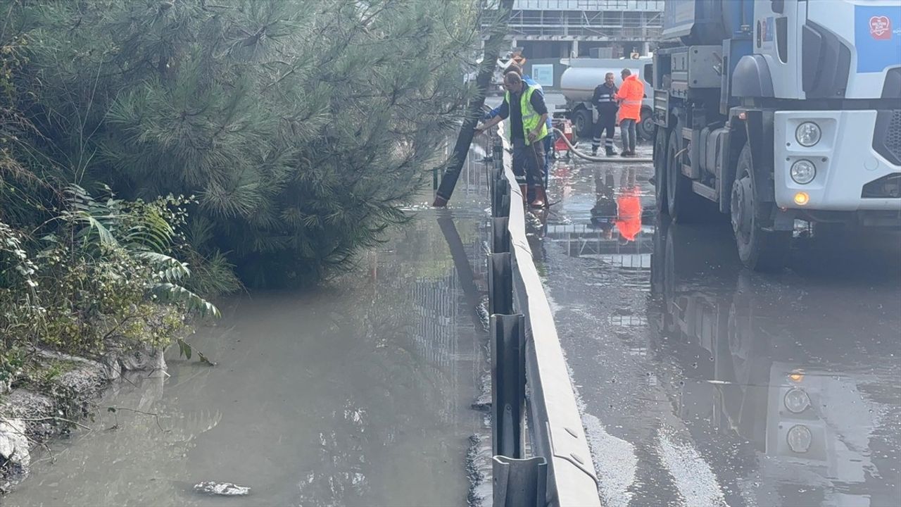 Kağıthane'de Sağanak Yağışın Sonuçları: Su Birikintisi Trafiği Etkiledi