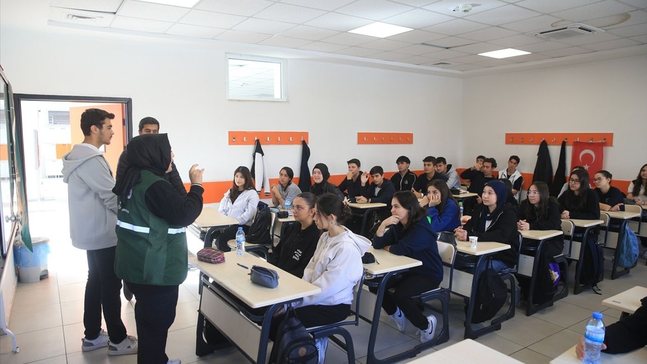 Kahramanmaraş'ta Yeşilay'dan Öğrencilere Bağımlılıkla Mücadele Eğitimi