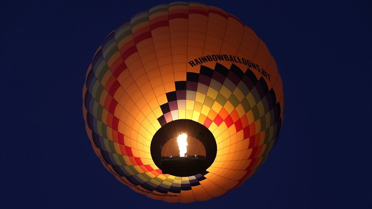 Kapadokya'da Sıcak Hava Balonları Dönüyor