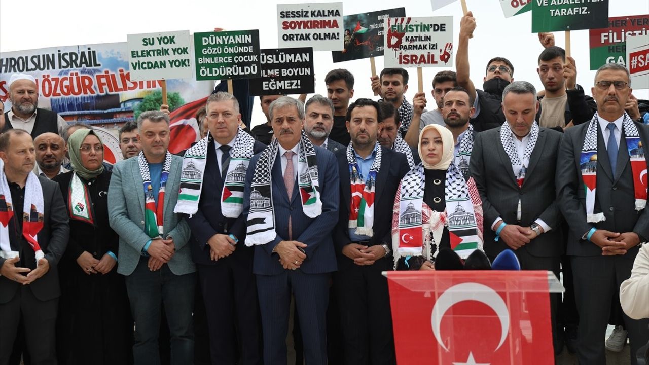 Karasu'da Küresel Sumud Filosu'na Destek Gösterisi