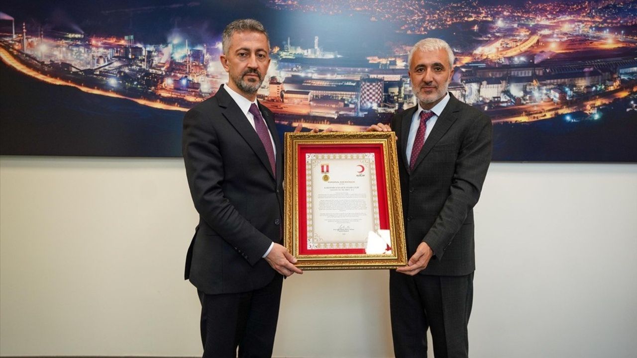 KARDEMİR'den Destek: Karabük Belediyesi ve Türk Kızılay'a Araç Desteği