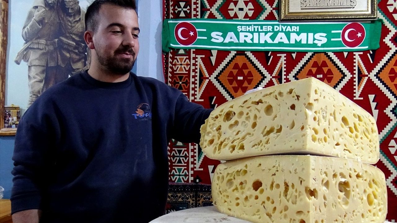 Kars'ın Tescilli Gravyer Peyniri Tezgahları Süslemeye Başladı