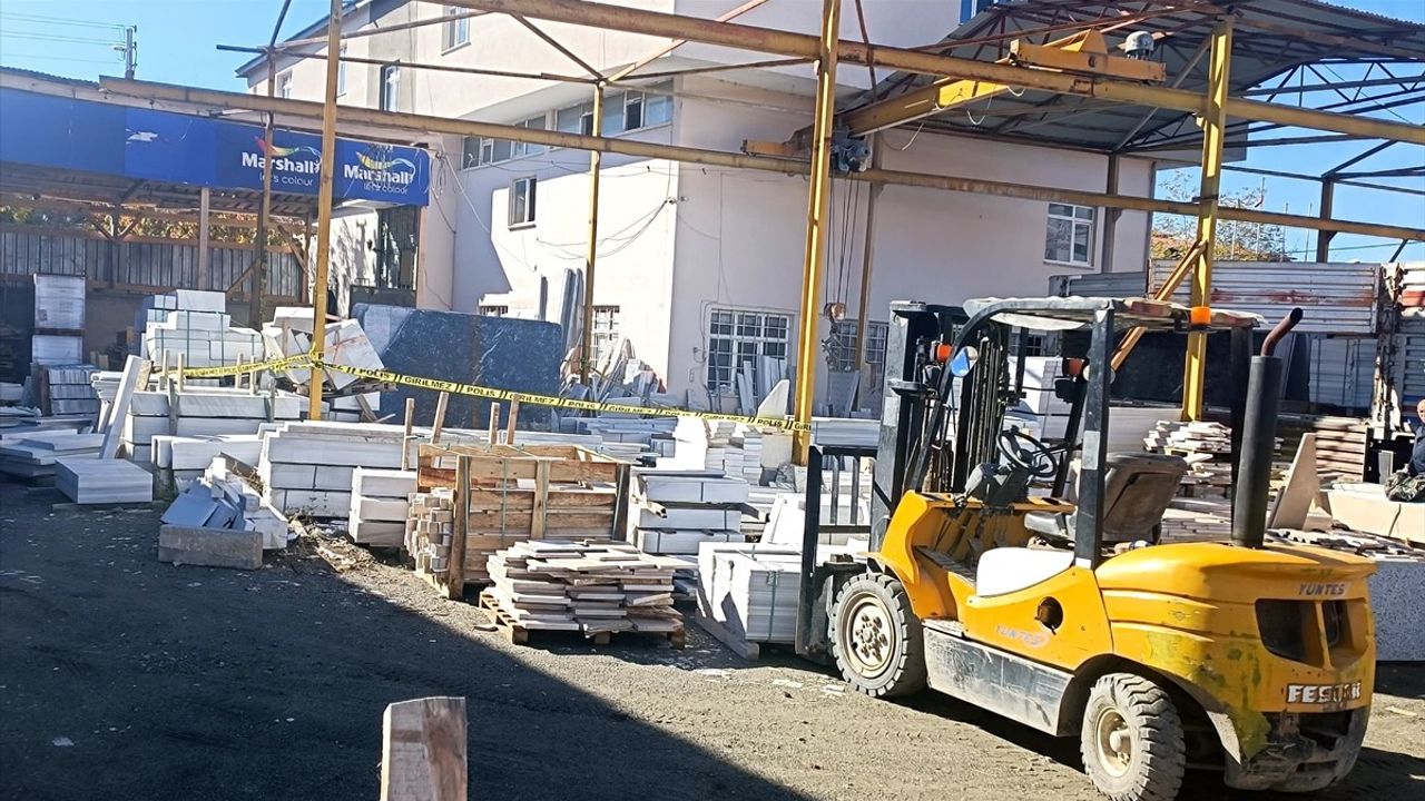 Kars'ta İş Yeri Sahibinin Üzerine Mermer Tabla Düştü