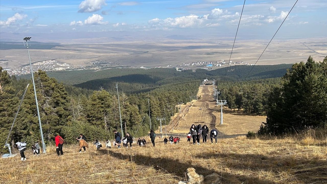 Kars'ta Öğrenciler Kayak Pistlerinde Temizlik Yaparak Doğayı Koruyor