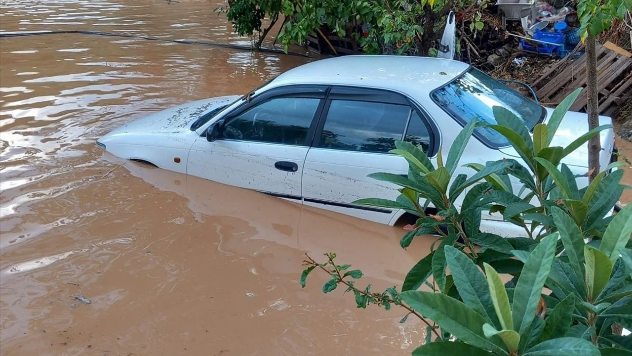 Kaş'ta Etkili Sağanak Yağış Hayatı Sekteye Uğrattı