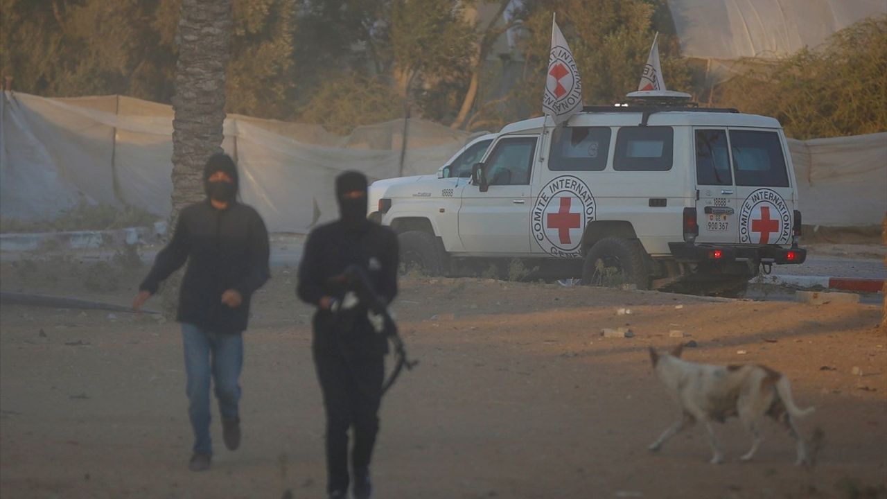 Kassam Tugayları, İki İsrailli Esirin Cesedini Kızılhaç'a Teslim Etti