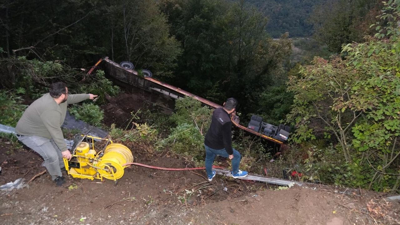 Kastamonu'da Devriyesi Tır Kazası: Sürücü Kurtarıldı