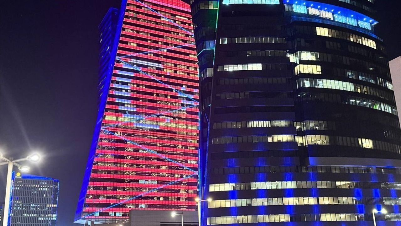 Katar'daki Sembolik Yapılar Türk Bayrağı ile Işıklandırıldı