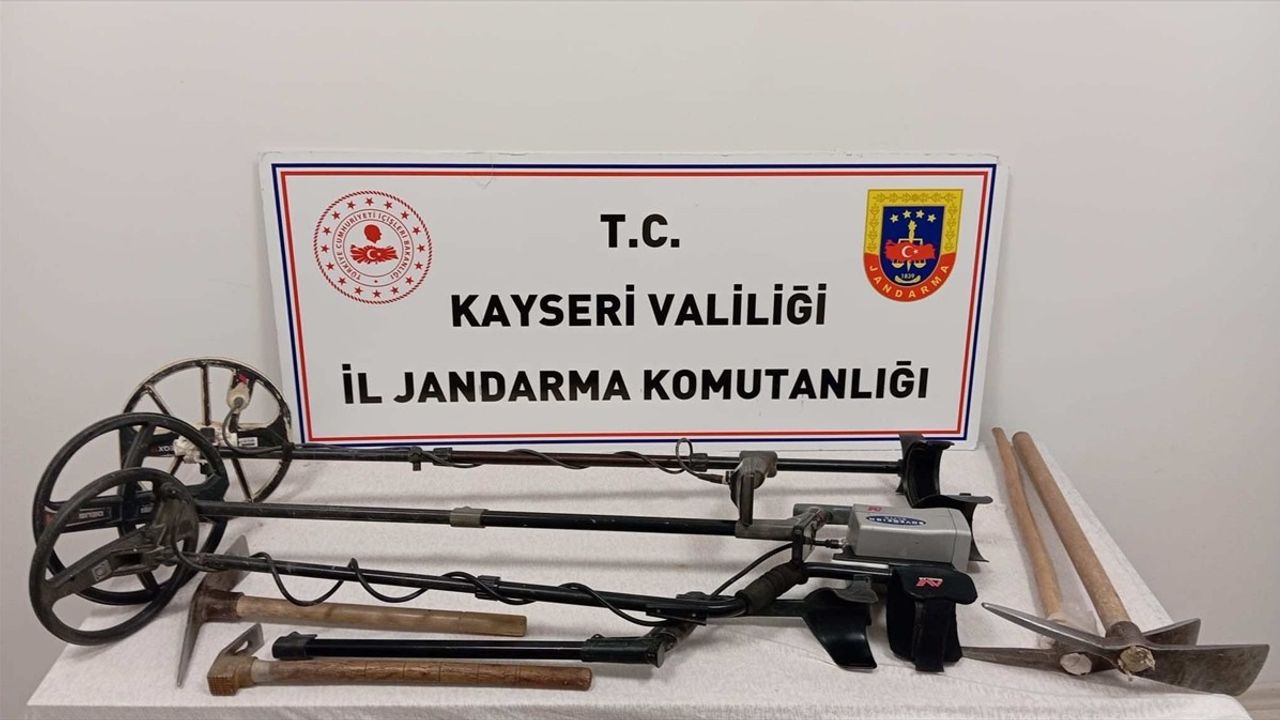 Kayseri'de İzinsiz Kazı Yapan Dört Şahıs Suçüstü Yakalandı