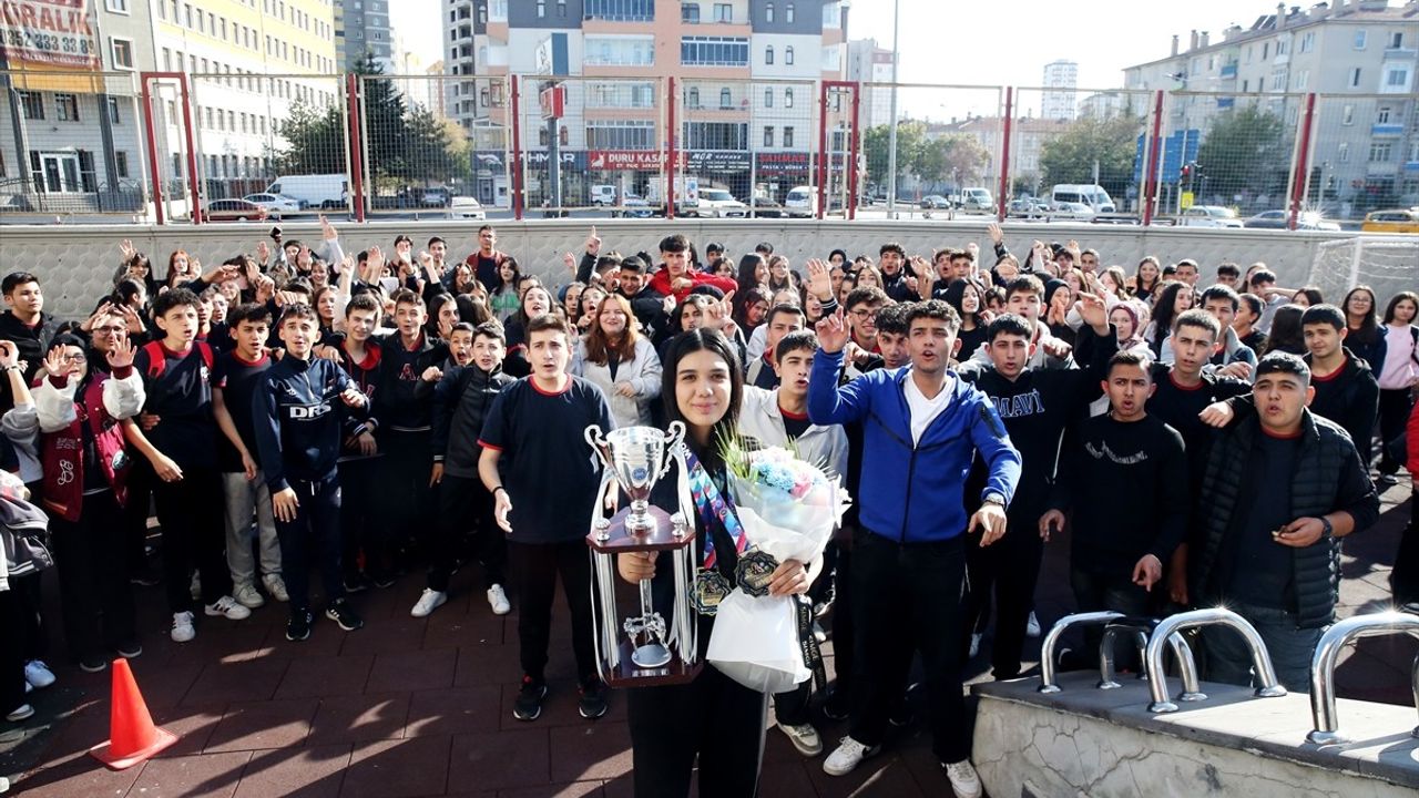 Kick Boks Şampiyonu Elif Ceren'e Sürpriz Karşılama
