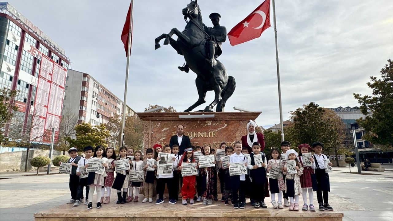 Kırşehir'de Öğrenciler Cumhuriyet'i Temsili Gazete ile Kutladı
