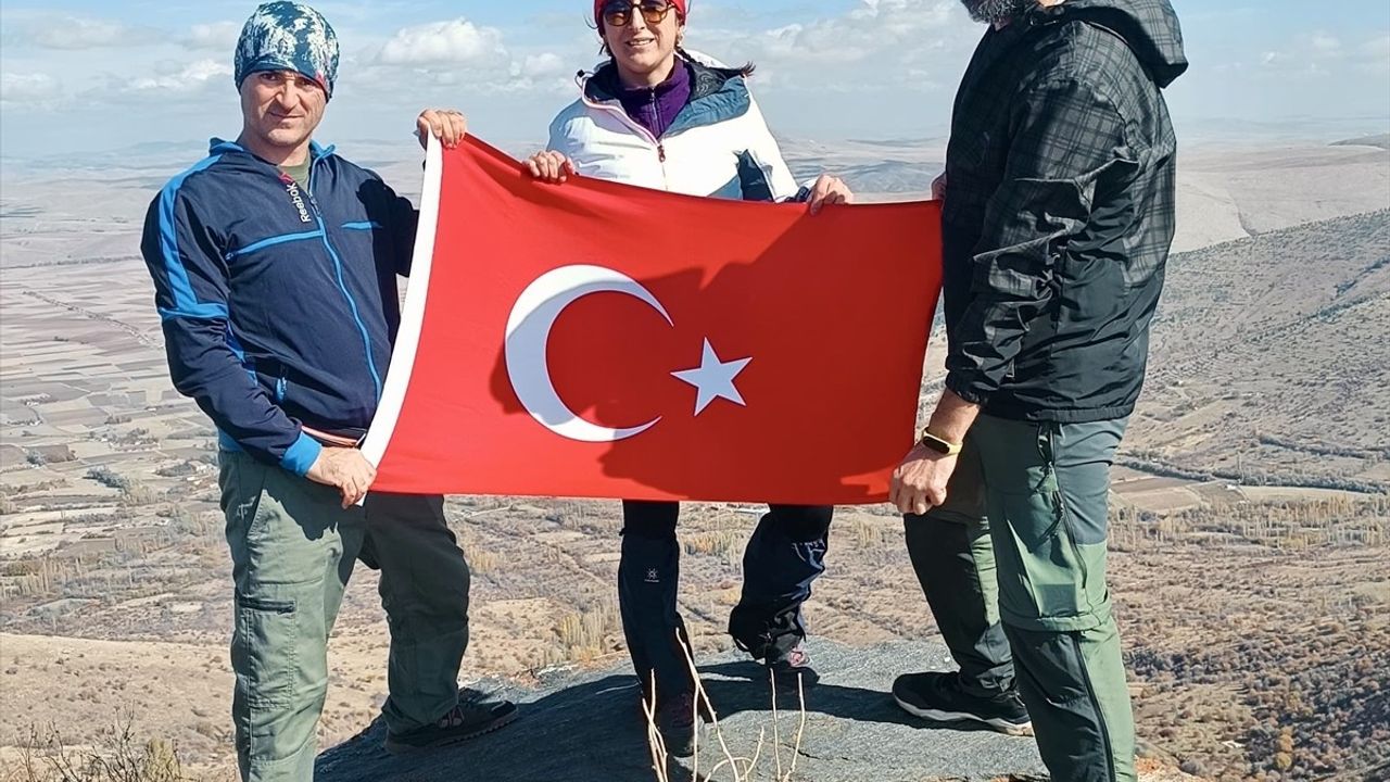 Kırşehirli Dağcılar Cumhuriyet'in 102. Yılını Yükseklerde Kutladı
