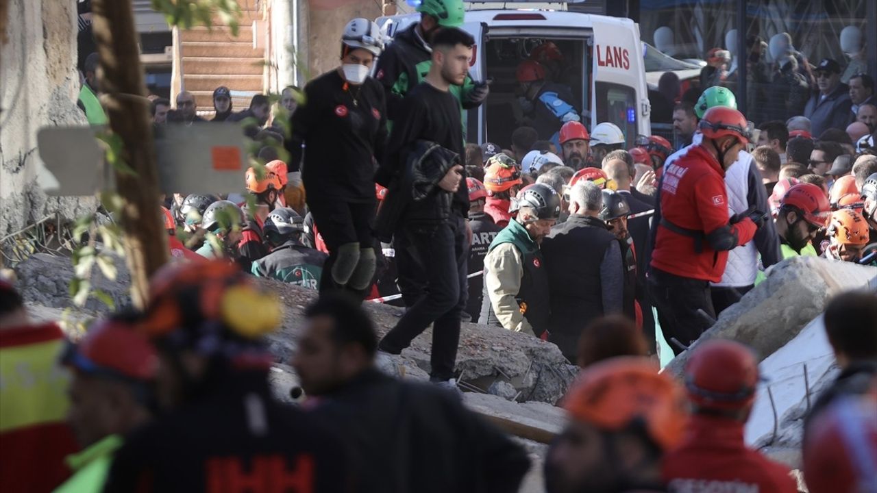 Kocaeli'de Çöken Bina Enkazında İki Çocuk Cenazesi Bulundu