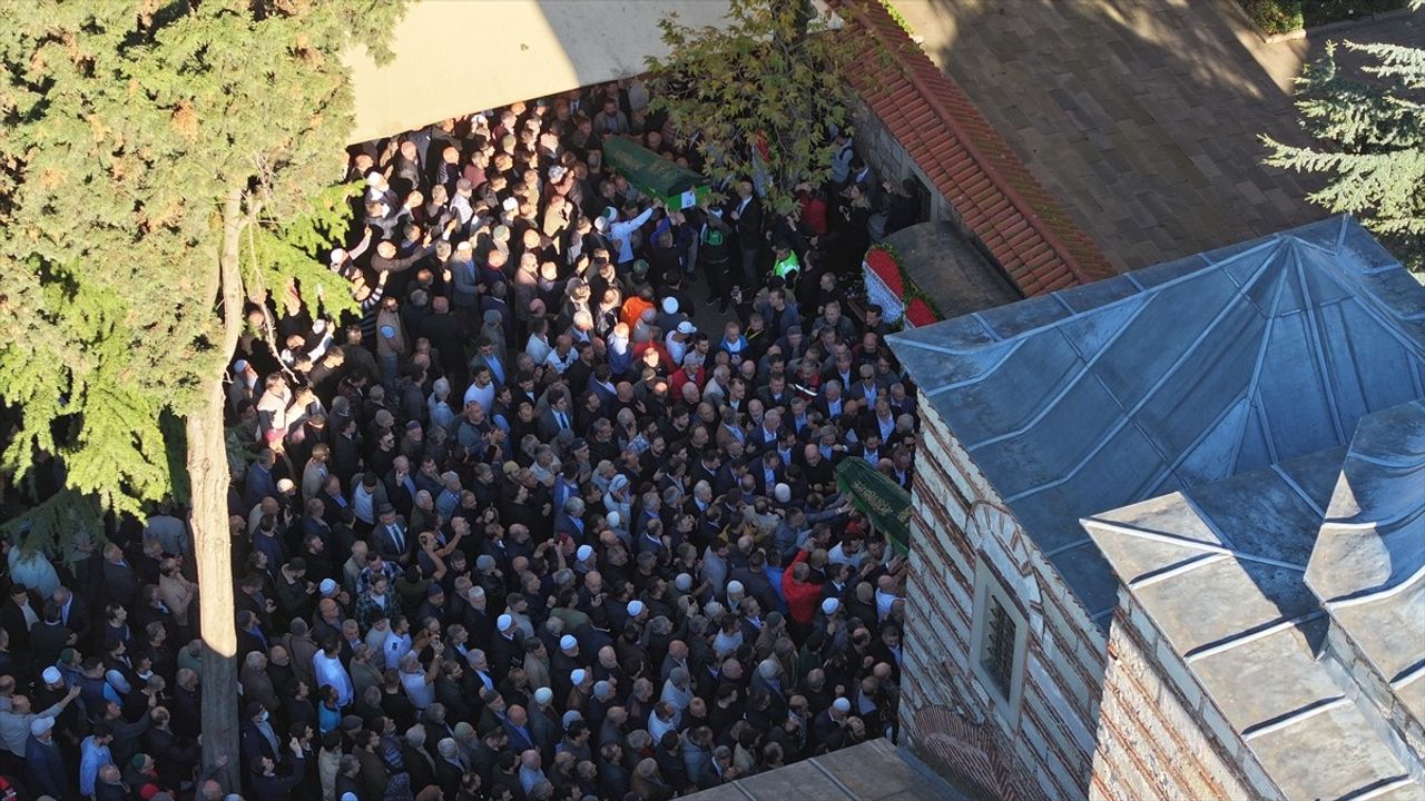 Kocaeli'de Çöken Binada Can Veren Aile Toprağa Verildi