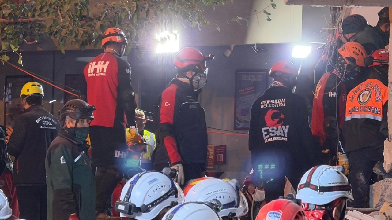 Kocaeli'de Çöken Binadan 18 Yaşındaki Dilara Bilir Kurtarıldı