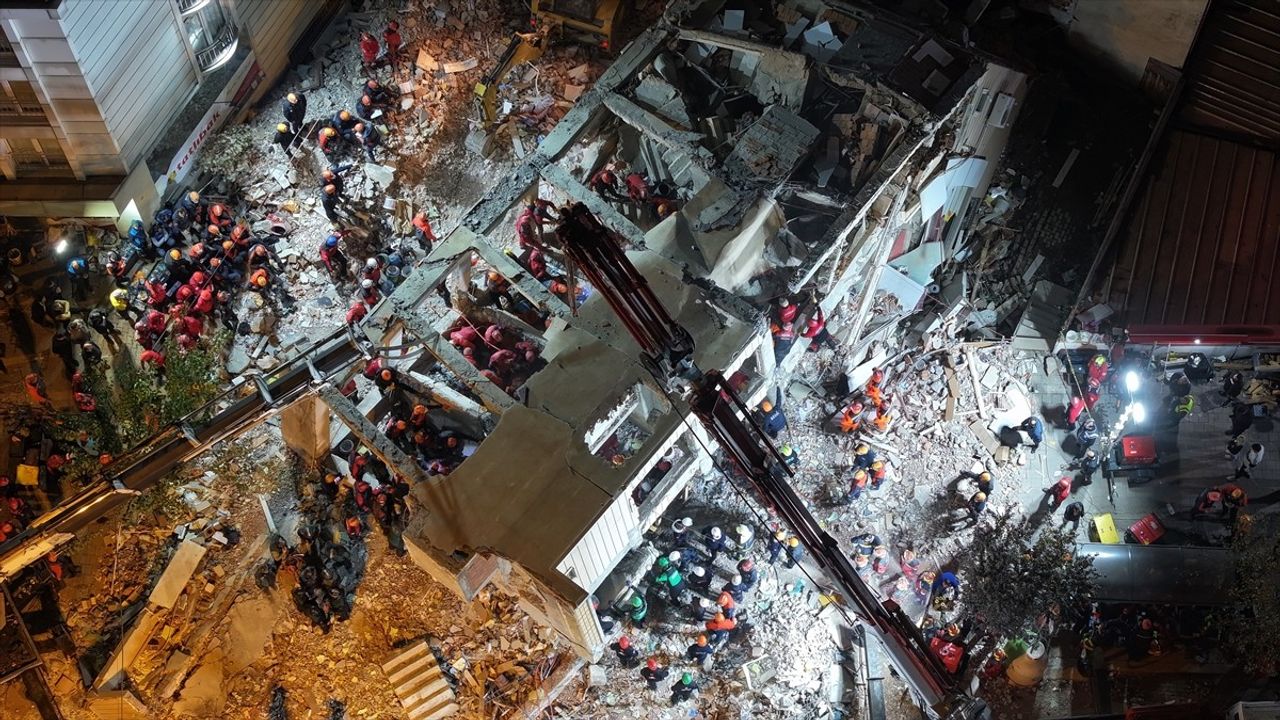 Kocaeli'de Çöken Binanın Enkazında Bilirkişi İnceleme Yapıyor