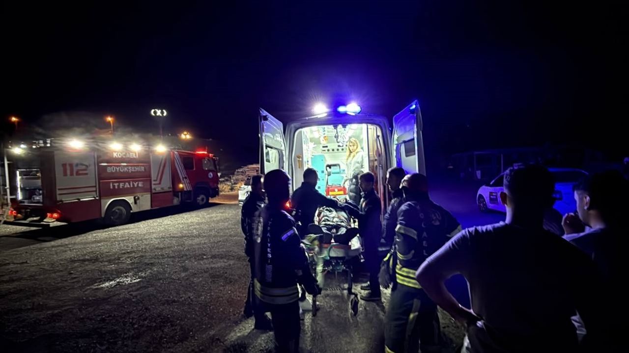 Kocaeli'de Devrilen Otomobilde İki Yaralı